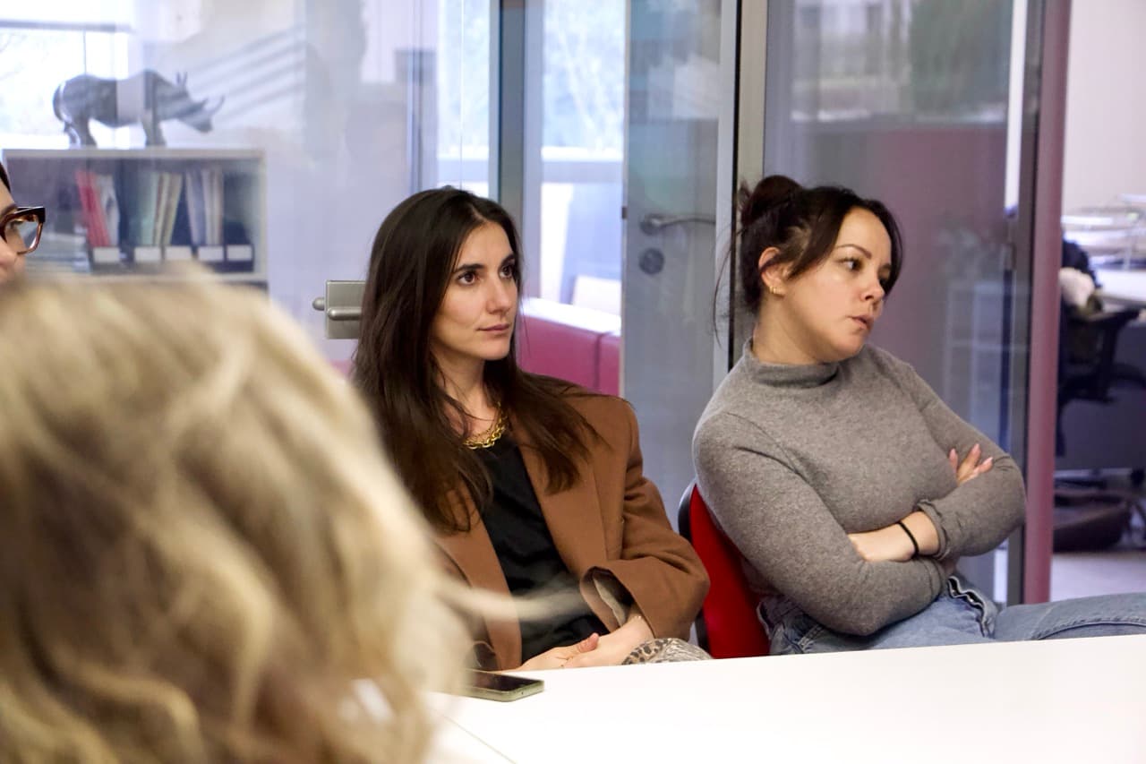 Réunion de travail dans les locaux de DARWIN, le moment où une organisation met à plat les motivations qui la font regarder ailleurs que GA4