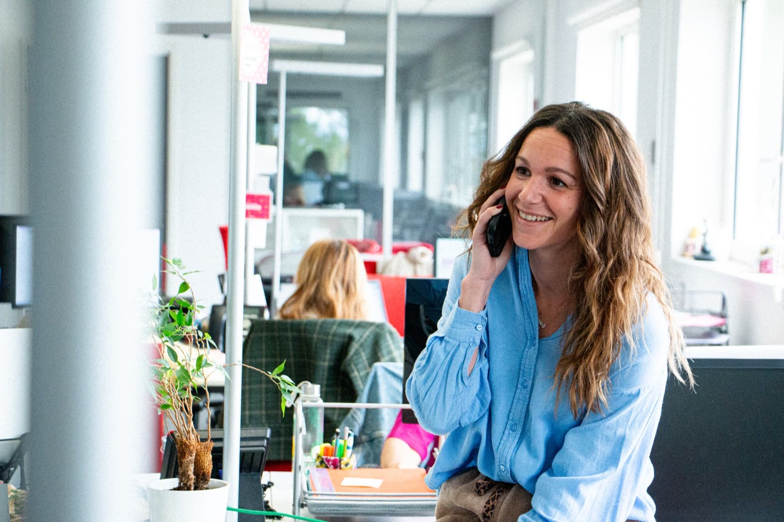 Consultante du pôle média DARWIN en échange téléphonique avec un client