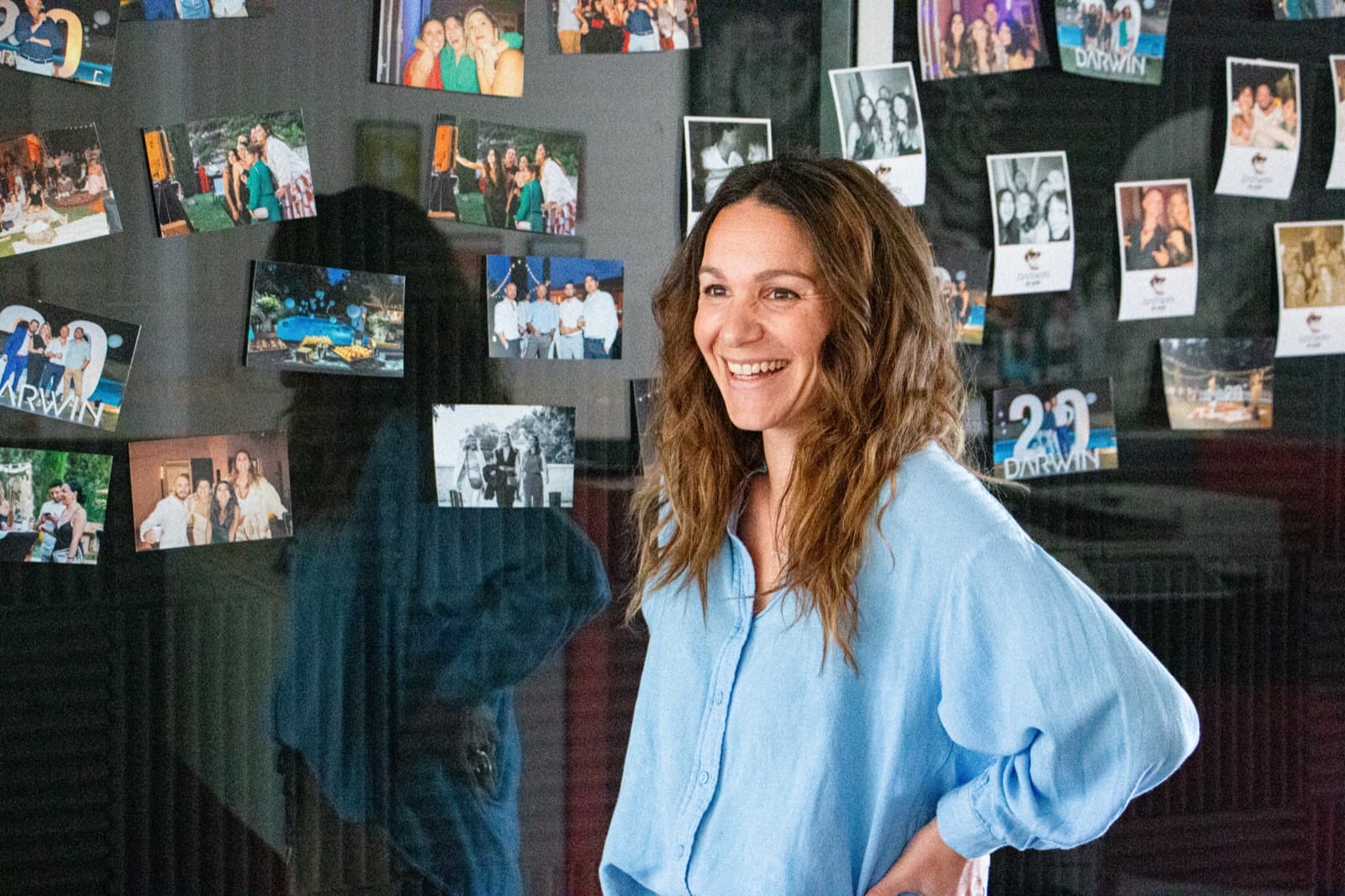 Carole Kabanda, Directrice Média DARWIN, devant le mur des 22 ans de l'agence