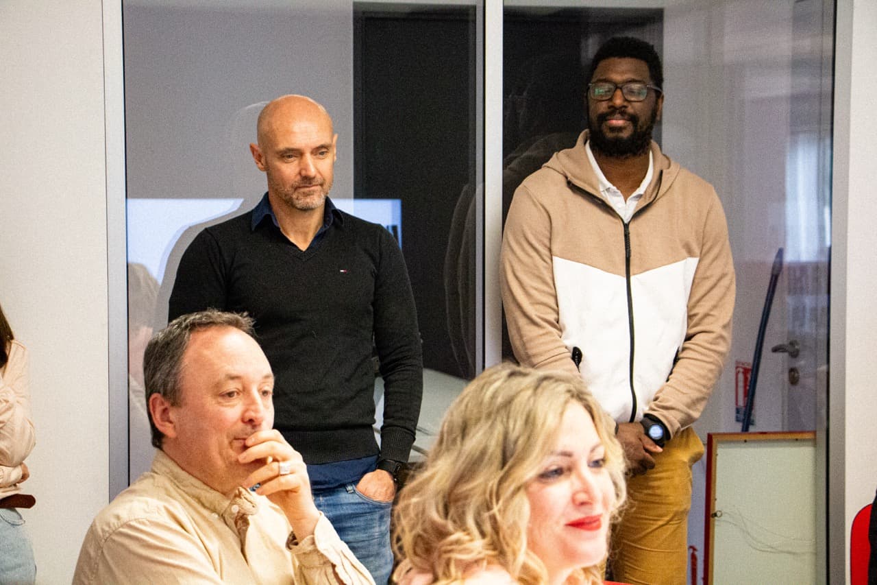 Équipe DARWIN en réunion dans les locaux de l'agence, le moment où les discussions cessent de porter sur la validité des chiffres et portent sur les montants à déplacer