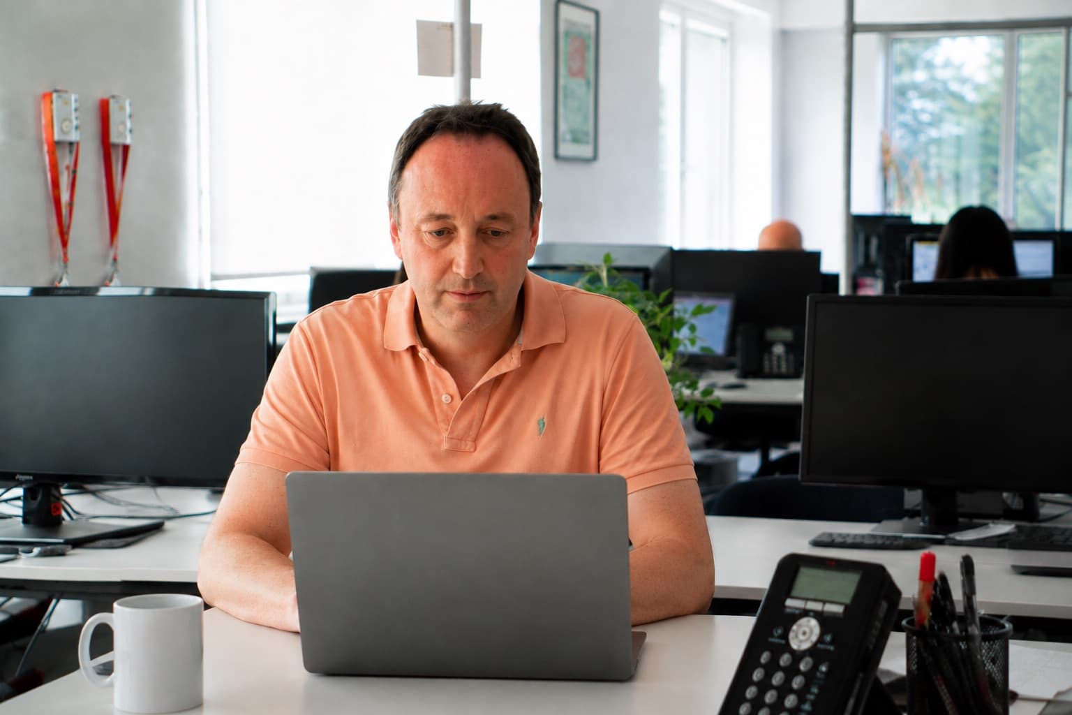 Consultant SEA DARWIN vérifiant le tracking des conversions Google Ads