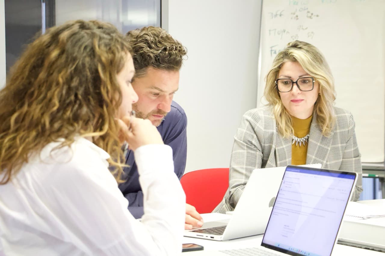 Consultants DARWIN penchés sur leurs ordinateurs en atelier technique, la recette de chaque événement sur les parcours réels avant toute mise en production