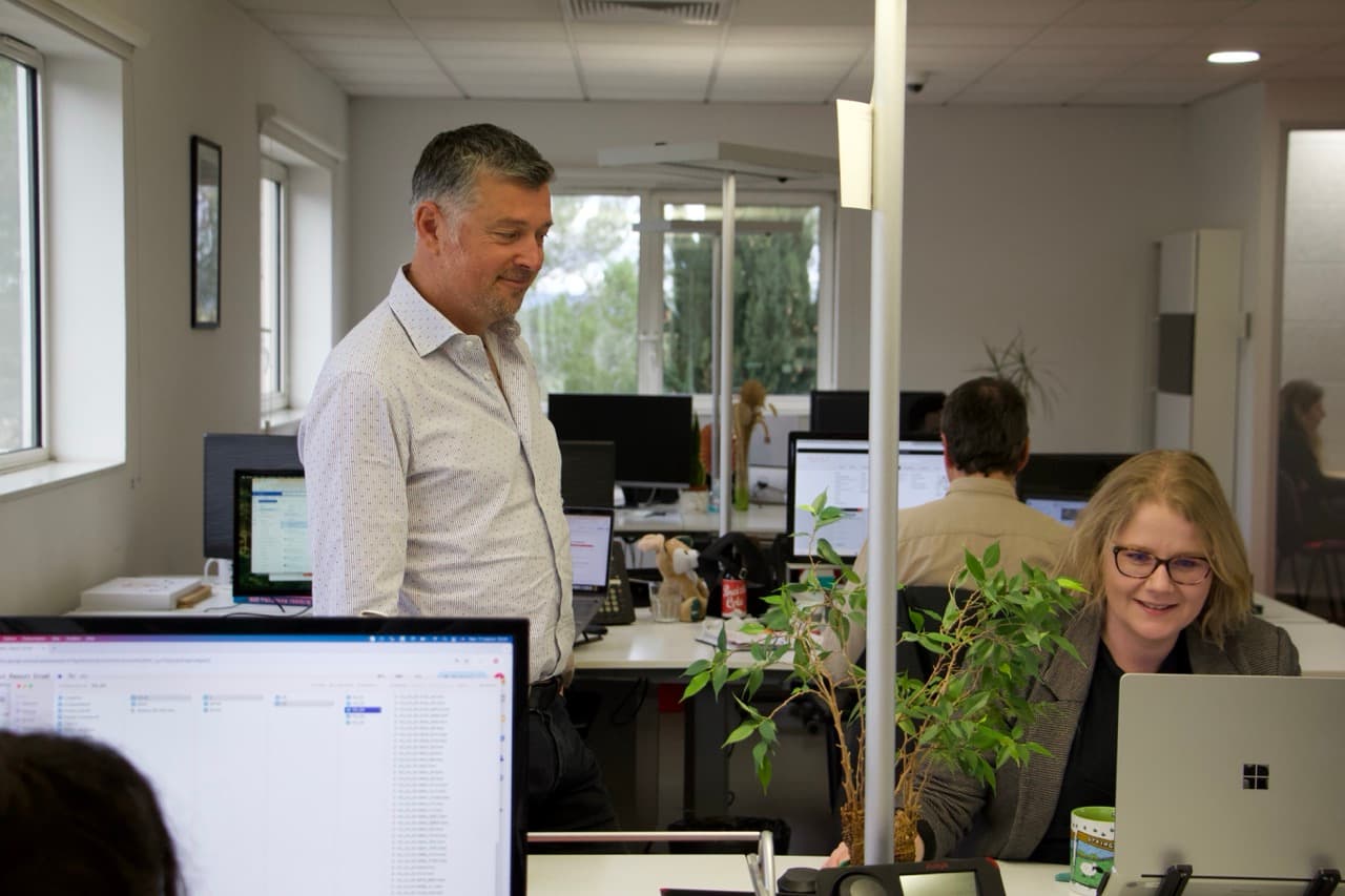 Consultants DARWIN devant leurs écrans en open space, la surveillance quotidienne du flux produit qu'impose un dispositif Pinterest Ads